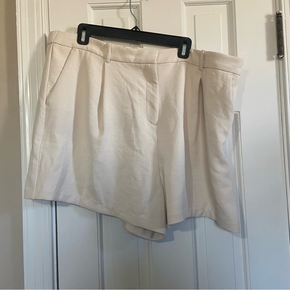 NWT - Abercrombie & Fitch Ultra High Rise Tailored Shorts in Cream - XL - Picture 2 of 8